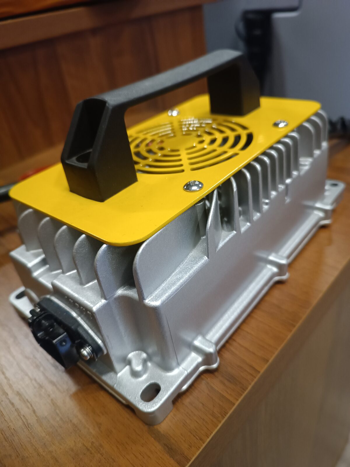 Bennett 24V 15A Зарядное устройство